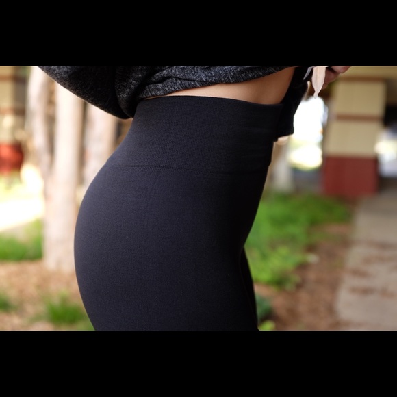 ✨LAST ONE✨Black Fleece Leggings - Picture 4 of 4